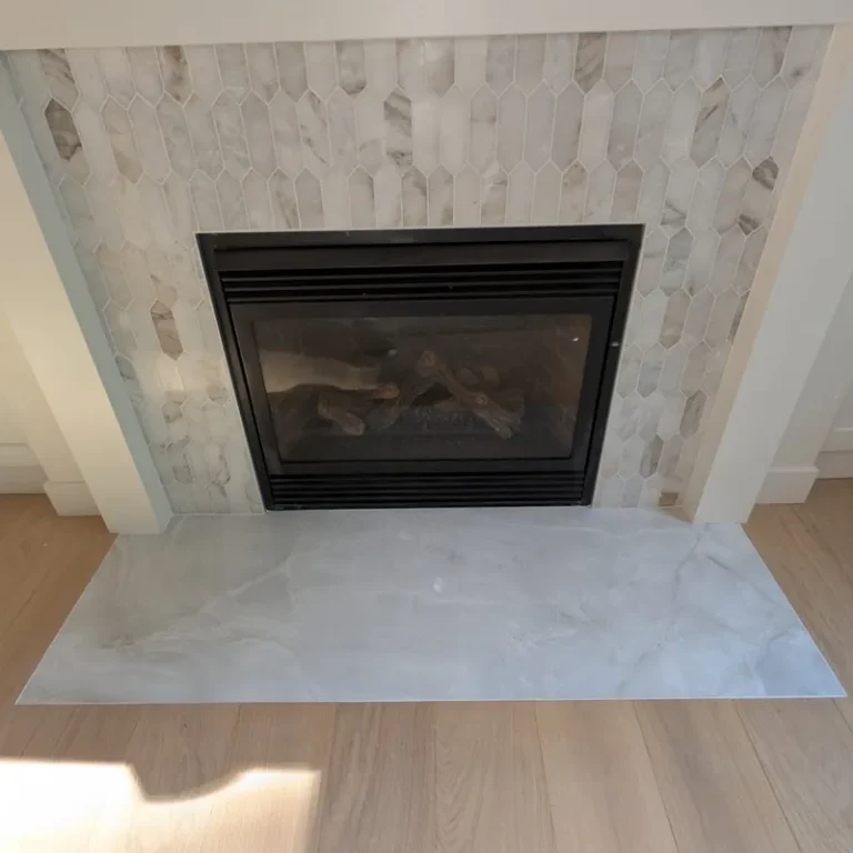 Fireplace surround in marble-look tile
